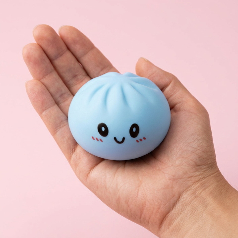 Dumpling Squishy Azul Océano en la mano, tamaño real