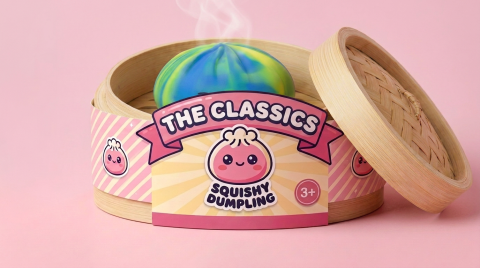 Rainbow Dumpling Squishy Multicolor en su cesta de vapor de bambú