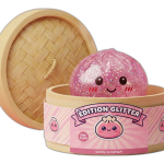 Glitter & Purpurina — dumpling squishy en su caja de vapor de bambú