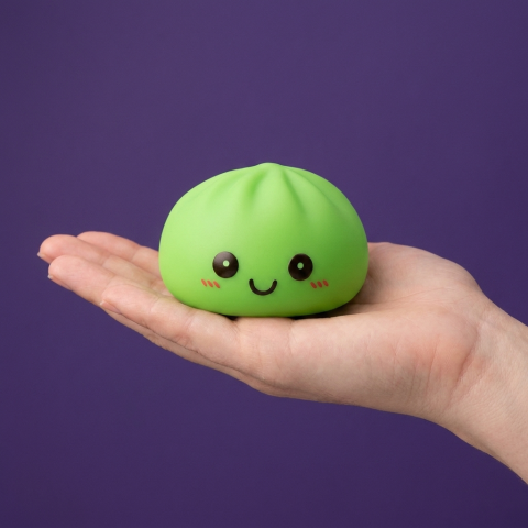 Dumpling Squishy Luz Nocturna Verde en la mano, tamaño real