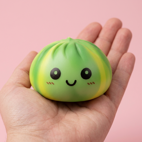 Squishy Dumpling Tie Dye Verde Remolino en la mano, tamaño real