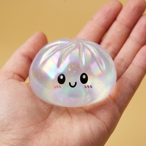 Holographic Dumpling Squishy Iridiscente en la mano, tamaño real