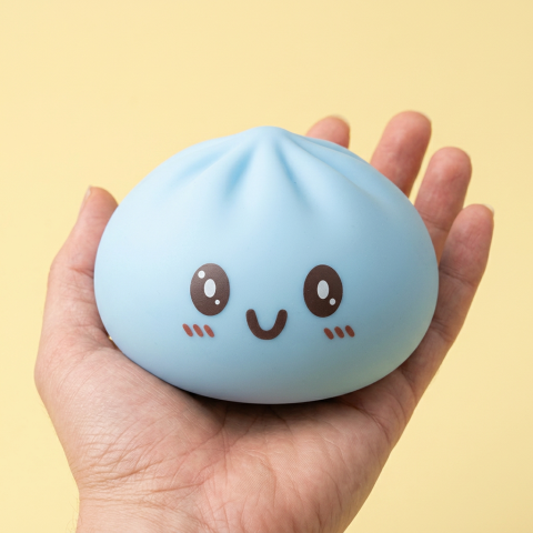 Giant Dumpling Squishy Azul Jumbo 15 cm en la mano, tamaño real