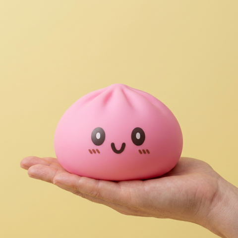 Giant Dumpling Squishy Rosa en la mano, tamaño real