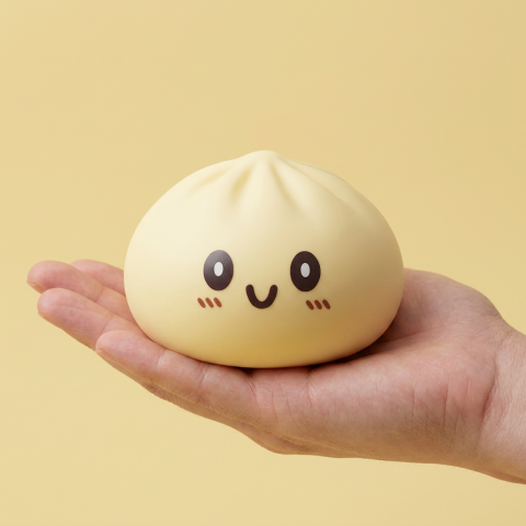 Squishy Dumpling Amarillo Gigante en la mano, tamaño real