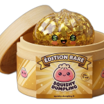 Las Rarezas — dumpling squishy en su caja de vapor de bambú