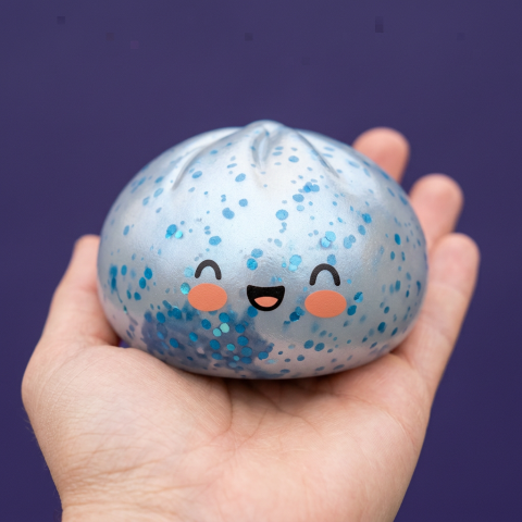 Dumpling Squishy Sparkle Azul Glaciar en la mano, tamaño real
