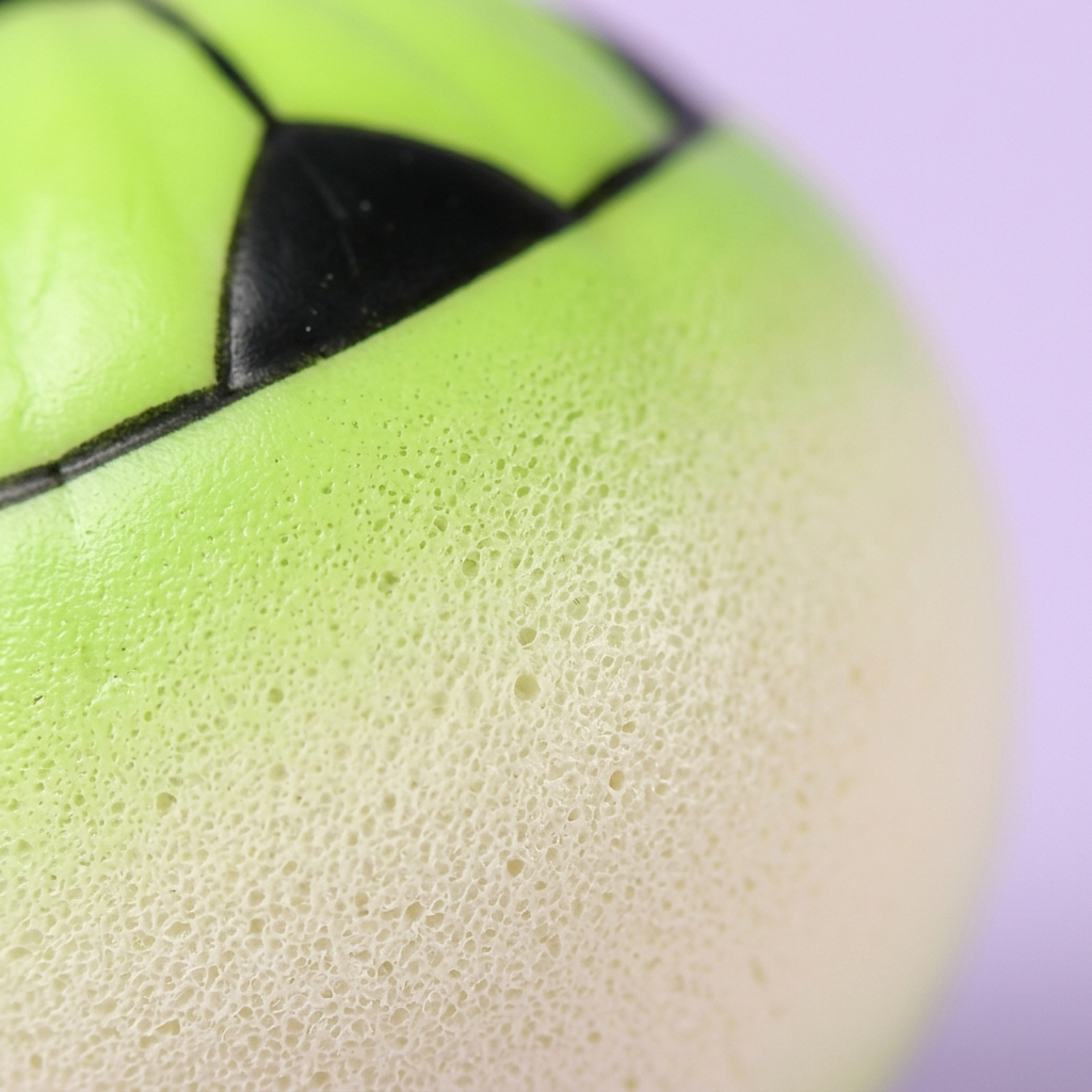 Mystery Dumpling Squishy Edición Fútbol — primer plano macro de la textura
