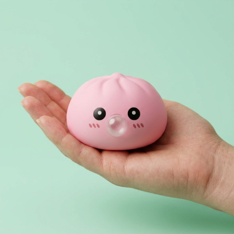 Dumpling Squishy Rosa Mullido en la mano, tamaño real