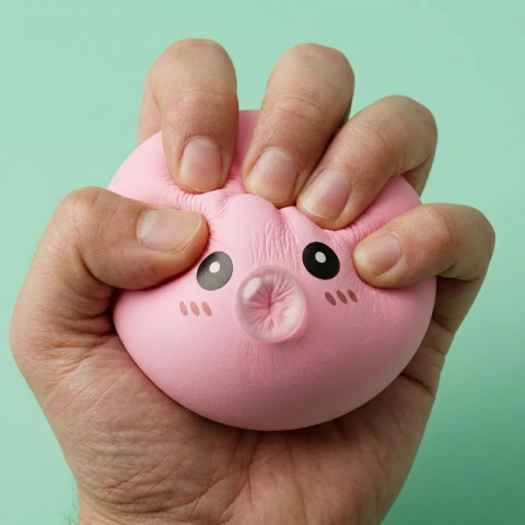 Dumpling Squishy Rosa Mullido — efecto slow-rise, la espuma recupera su forma