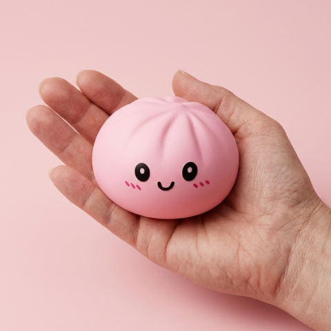 Pink Dumpling Squishy Flor de Cerezo en la mano, tamaño real