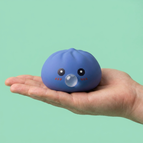 Dumpling Squishy Violeta Hinchado y Suave en la mano, tamaño real