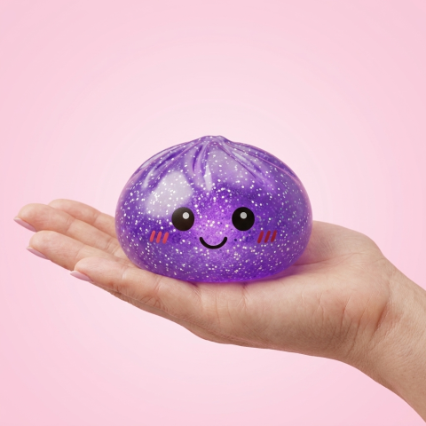 Glitter Dumpling Squishy Violeta Soñador en la mano, tamaño real