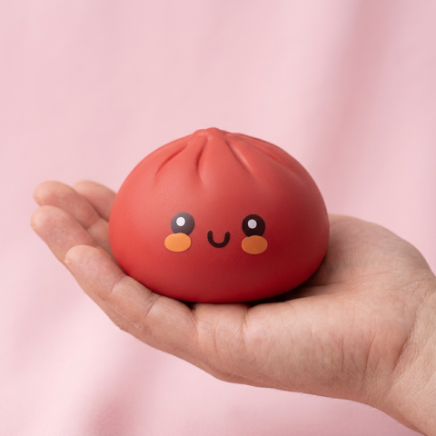 Dumpling Squishy Rojo con Cesta de Bambú en la mano, tamaño real