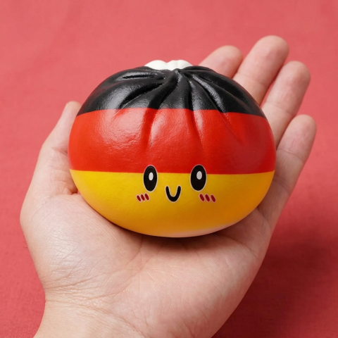 Flag Squishy Toy Dumpling Alemania en la mano, tamaño real