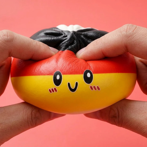 Flag Squishy Toy Dumpling Alemania — efecto slow-rise, la espuma recupera su forma
