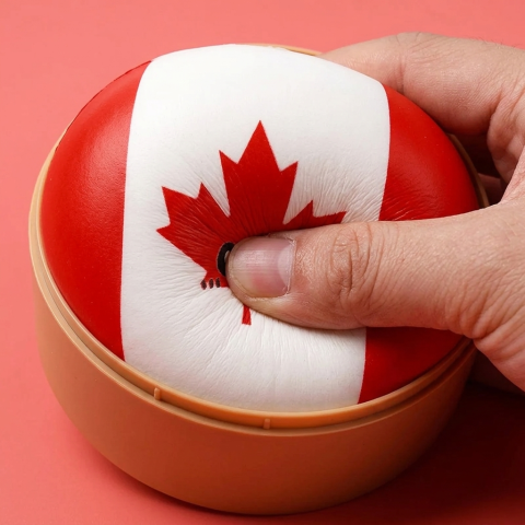 Flag Squishy Dumpling Canadá — efecto slow-rise, la espuma recupera su forma