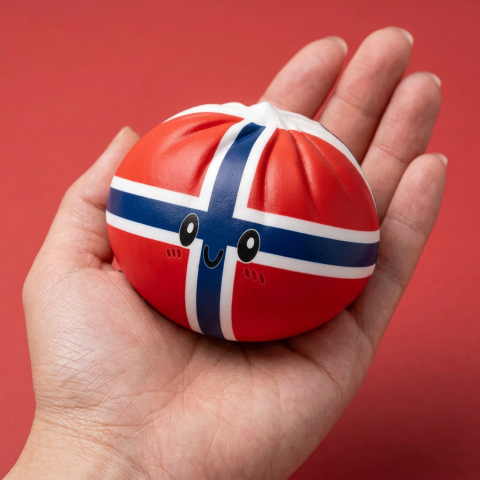 Flag Squishy Dumpling Noruega en la mano, tamaño real