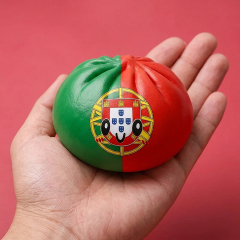 Squishy Dumpling Portugal Bandera Roja y Verde en la mano, tamaño real