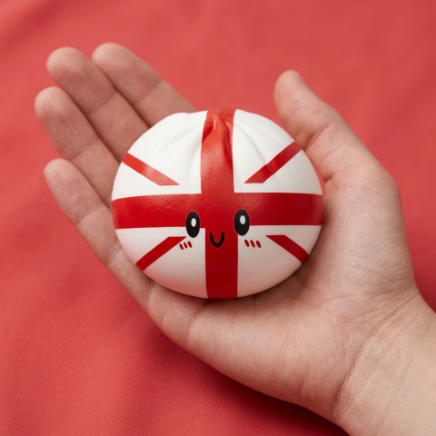 Flag Squishy Toy Dumpling Reino Unido en la mano, tamaño real