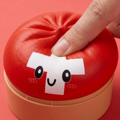 Flag Squishy Toy Dumpling Suiza — efecto slow-rise, la espuma recupera su forma