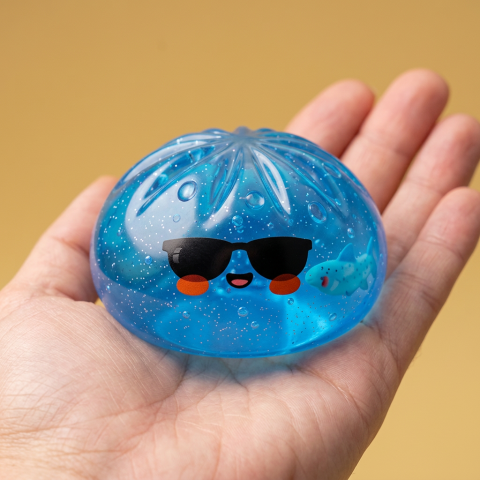 Dumpling Squishy Gafas de Sol Cool en la mano, tamaño real