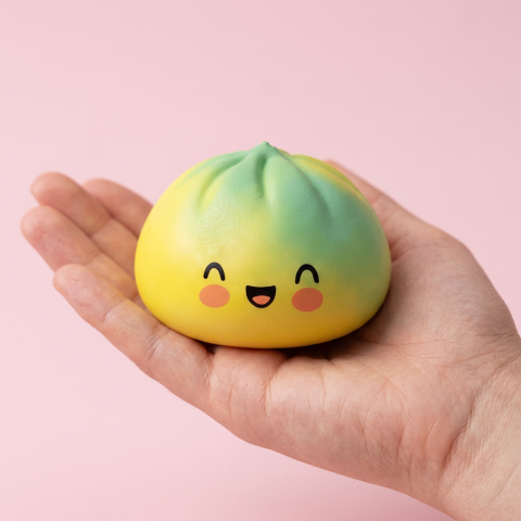 Yellow Fade Dumpling Squishy Atardecer en la mano, tamaño real