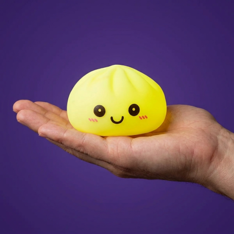 Dumpling Squishy Luz Nocturna Amarillo Sol en la mano, tamaño real