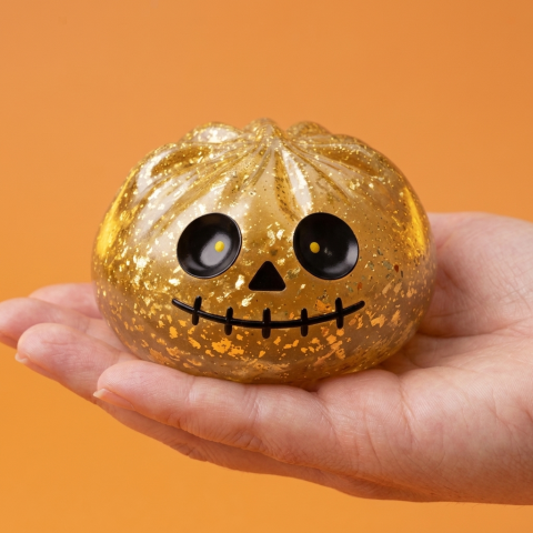 Dumpling Squishy Zombie Halloween Glitter Dorado en la mano, tamaño real
