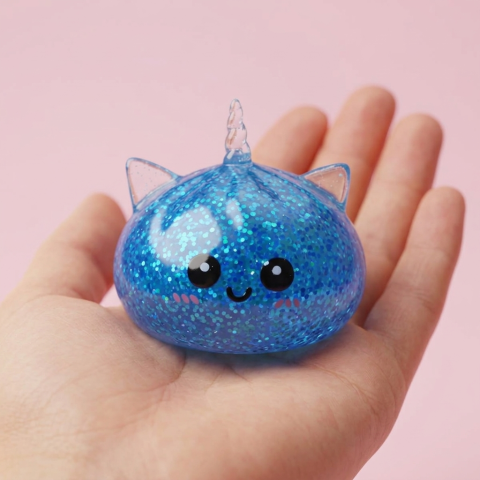 Dumpling Squishy Unicornio Azul Glitter en la mano, tamaño real