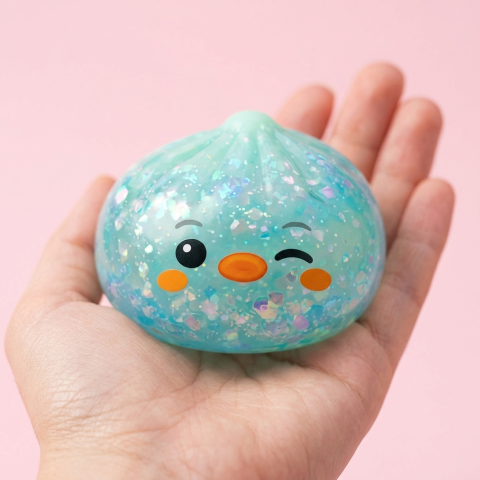 Squishy Dumpling Pingüino Verde Menta Escarchado en la mano, tamaño real