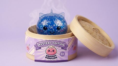 Squishy Dumpling Unicornio Mystery Glitter en su cesta de vapor de bambú