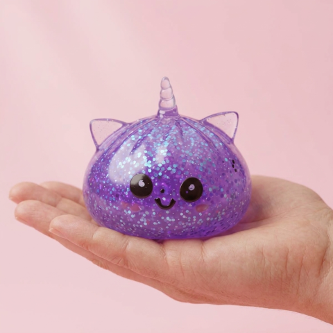 Dumpling Squishy Unicornio Glitter Violeta en la mano, tamaño real