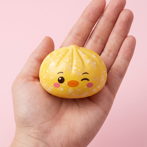 Squishy Dumpling Pingüino Amarillo Mantequilla en la mano, tamaño real