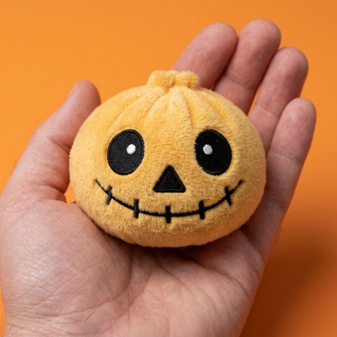 Skeleton Dumpling Squishy Halloween Sonriente en la mano, tamaño real