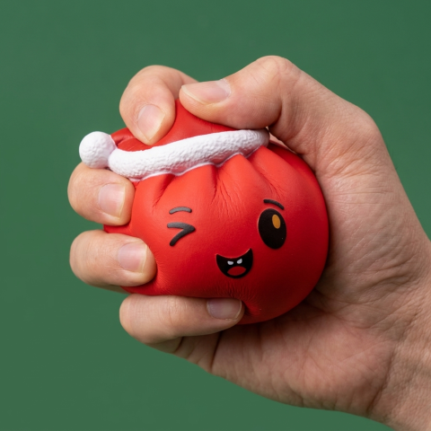 Squishy Dumpling Gorro Navideño Rojo — efecto slow-rise, la espuma recupera su forma