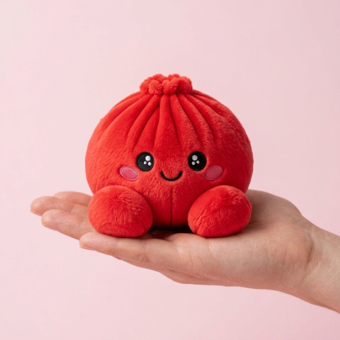 Dumpling Squishy Peluche Rojo Rubí en la mano, tamaño real