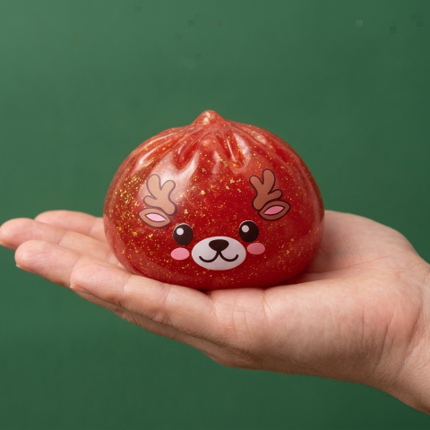 Squishy Dumpling Reno Rojo Glitter en la mano, tamaño real