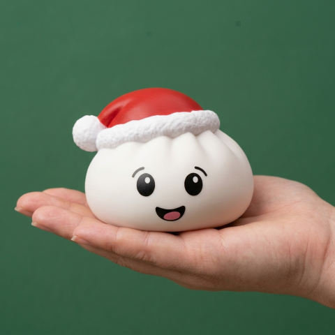 Squishy Dumpling Gorro de Navidad Blanco en la mano, tamaño real