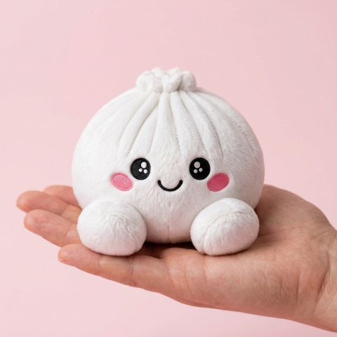 Squishy Dumpling Peluche Blanco Clásico en la mano, tamaño real